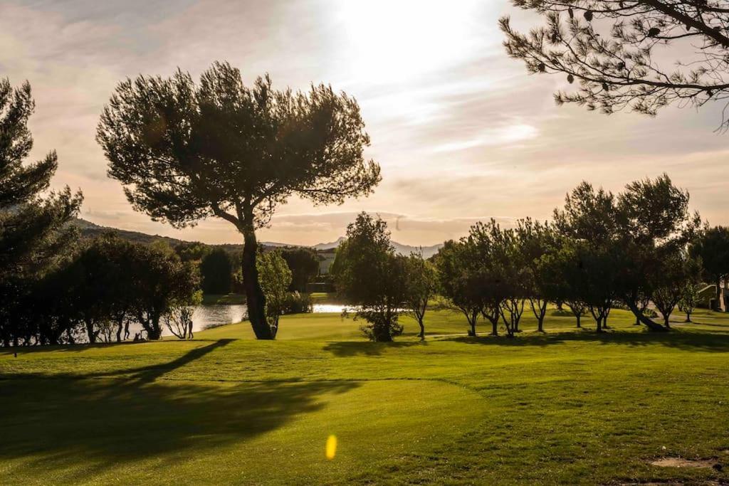 Magnifique Vue Lac Au Golf De Pont-Royal Mallemort Ngoại thất bức ảnh