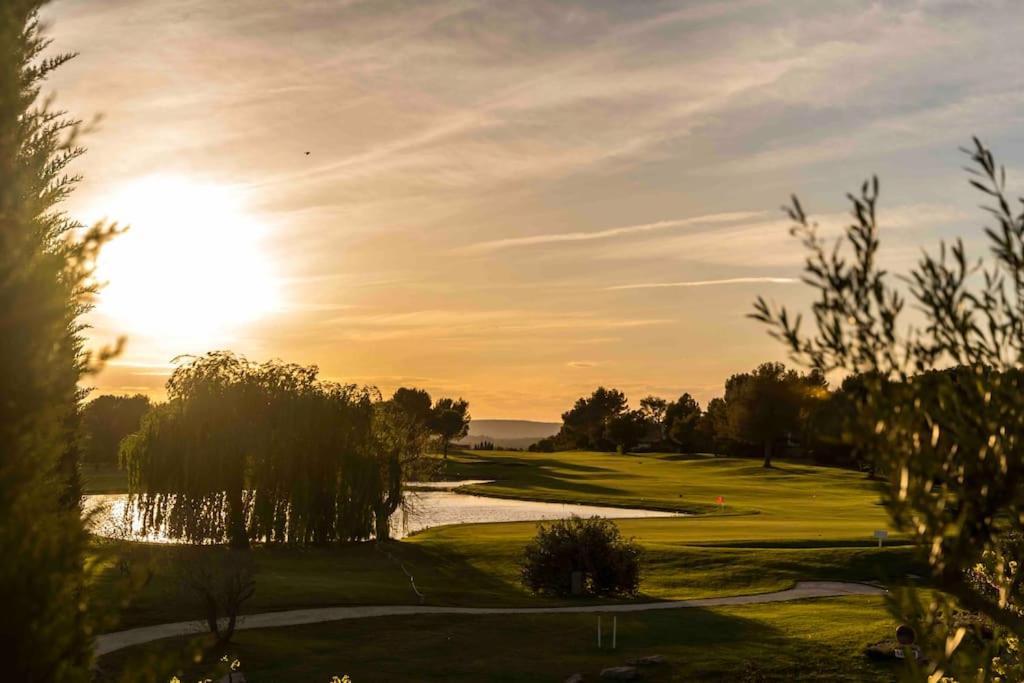 Magnifique Vue Lac Au Golf De Pont-Royal Mallemort Ngoại thất bức ảnh