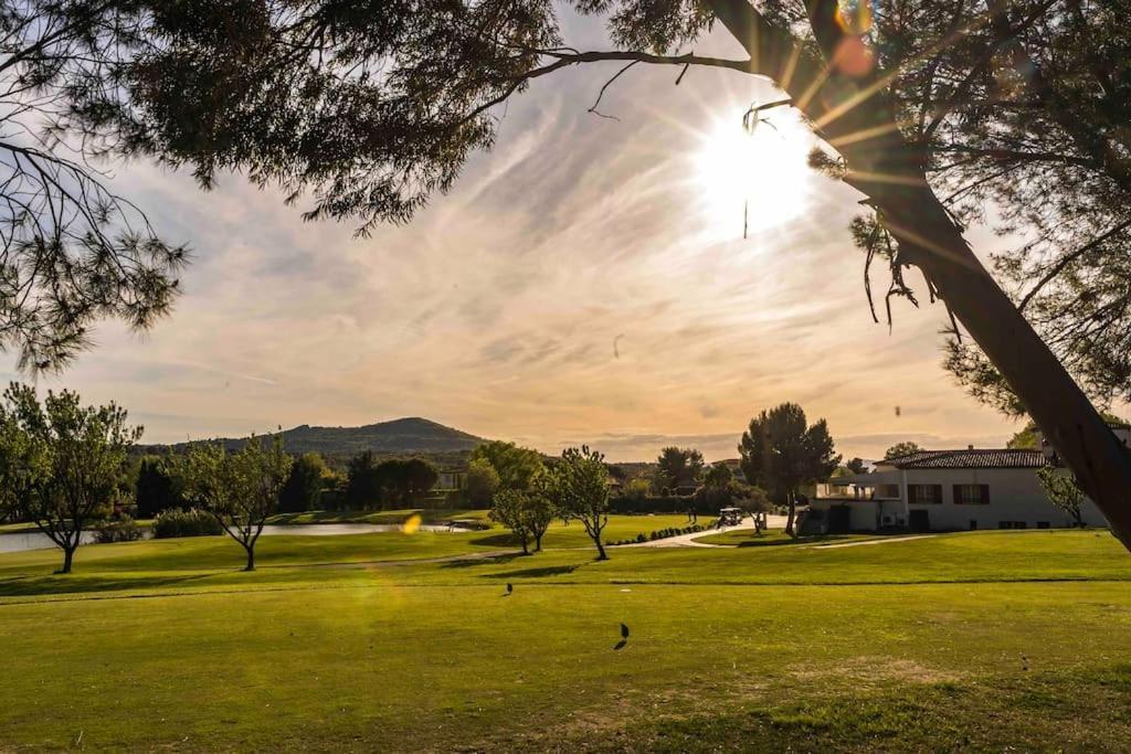 Magnifique Vue Lac Au Golf De Pont-Royal Mallemort Ngoại thất bức ảnh